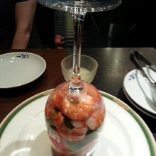 海老とアボガドのサラダ？変わった盛り付けだね〜