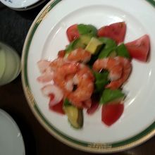 グラスを持ち上げるとこんな感じで普通になります