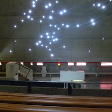 礼拝堂の壁には無数の光採用の穴があり、静かな光が落ちます。