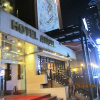 表に日本語の看板が出てます。