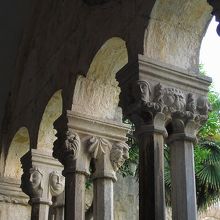 レリーフのある回廊と中庭はやすらぎの空間