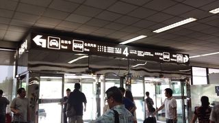 閑散とした地方空港級で何も無い