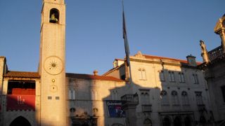 観光客でにぎわうプラッツア通りのつきあたり