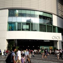 有楽町駅前に建つ