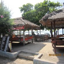 メインストリート沿いなので、海が眺められるロケーションです