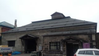 日本郵船株式会社小樽支店に隣接