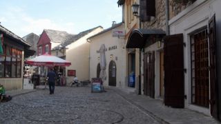 橋を中心に、おみやげ店とレストランが並ぶ