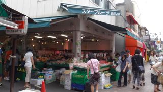 下町に残った商店街の八百屋さんです