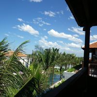 部屋はプールサイドです