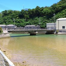 駐車場はお店から５０m程離れた川沿いにあります。