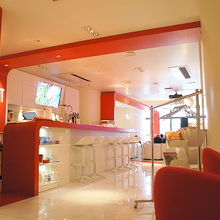 白と赤のかわいい内装です