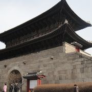 韓国らしい雰囲気の感じられる城郭門