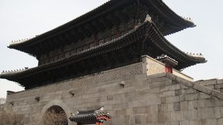 韓国らしい雰囲気の感じられる城郭門