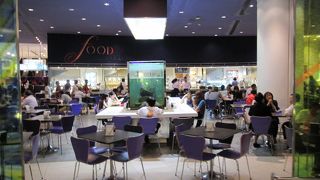 水槽のあるフードコート