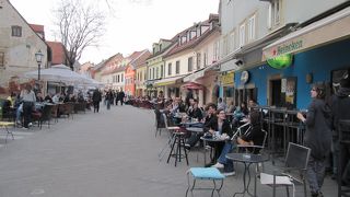 オープンテラスのカフェがおしゃれ
