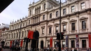 建物に反して前近代的