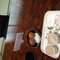 なんと机の上にはマドレーヌ、冷蔵庫には紅茶ブランシュ。