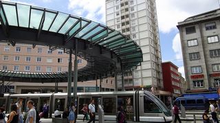 いくつもの番号のトラムが集まる