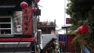 長い急な階段・・・