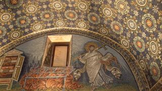 小規模な霊廟だが、中は美しいモザイク