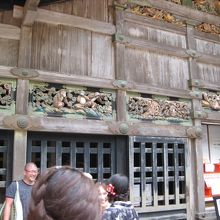 かの有名な、「見ざる・言わざる・聞かざる」が施された馬屋。