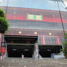 大掛かりな改装工事中の輪王寺三仏堂。