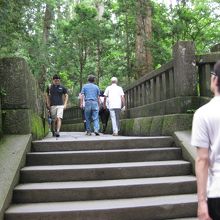 奥宮へと続く階段。なぜか若い人が多い。やはり叶杉の威力か！？