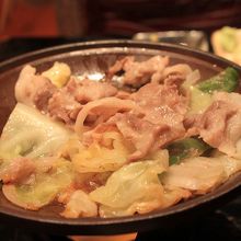 トラピストコースの北海道産豚肉と野菜の蒸し焼き（これも2人分
