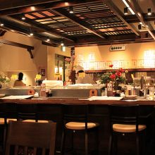 店内の写真です。カウンターや椅子席があります