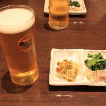 はじめに注文したビールとつき出しです