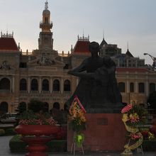 ホーチミンさんの像の前で記念撮影は定番