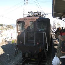 牽引されて金谷駅に入線するSL.