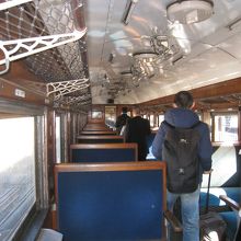 SLの車内。木が懐かしい。