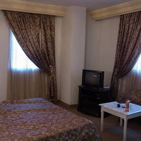 古いダブルの部屋。昔はジュニアスイートだったらしい。