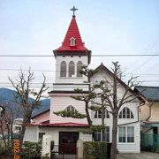 教会らしい素朴な感じの建物