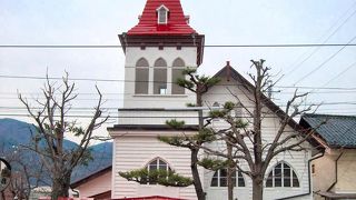 教会らしい素朴な感じの建物