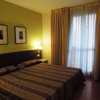 広いですが、ベッドが大きいので荷物を広げるのがちょっと大変。