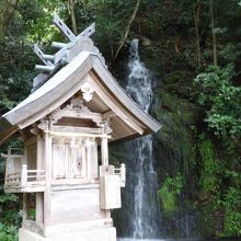 天神社と亀の尾の滝。何か出てきそうな・・・