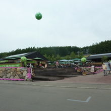 メロンハウスのエリアでは食事ができます。