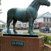 駅前に立つ馬のブロンズ像