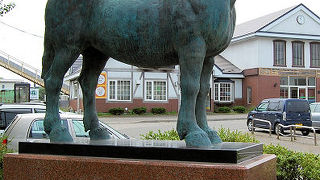 駅前に立つ馬のブロンズ像