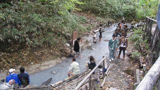 天然の乳白色の足湯。