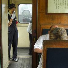 女性車掌が観光案内やハモニカ演奏をしてくれます。