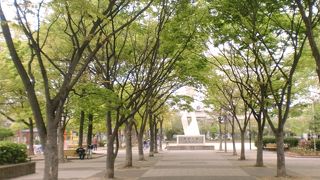 公園中央に平和の塔のモニュメントが有る