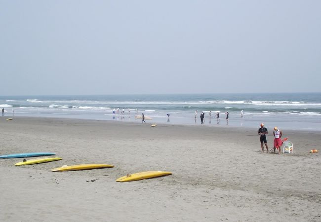 波はやや大きいが綺麗な砂浜の海水浴場です