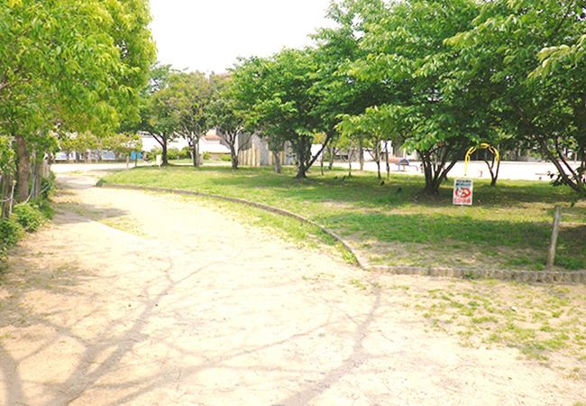 香里西公園の. 地下を利用した雨水貯留施設がある