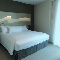 ベッド横のラジオにiPhoneが差し込めるのは便利だった。