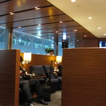 いつも混みあっていた。第二旅客ターミナル北３階のラウンジ。