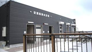 磯があり楽しいビーチ　こじんまり