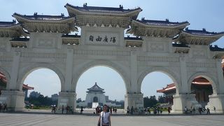 白亜の建物、青空に映えます